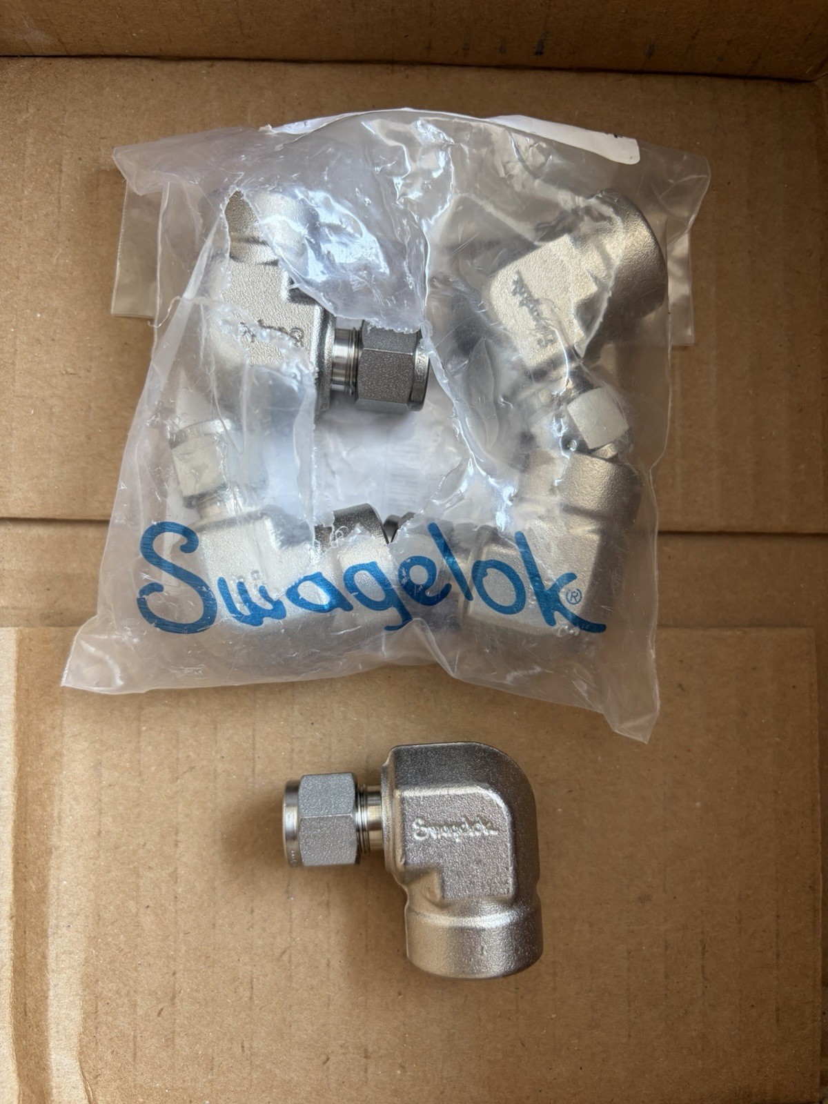 5 Swagelok Stainless Elbow Connector Fitting, 3/8″ Tube x 1/2″ F NPT, SS-600-8-8